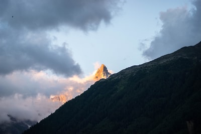 阳光照射下的布朗山山顶展现在山的一侧